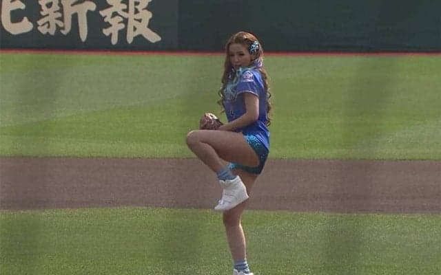 【始球式名場面】美女ダンサー集団による魅惑の始球式　見事なノーバウンド投球を披露