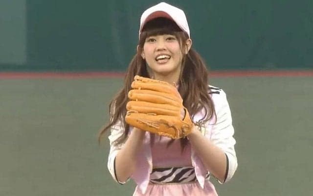 【始球式名場面】美女アイドルの1球に球場どよめく　ノーバウンド始球式にファン「見事です」