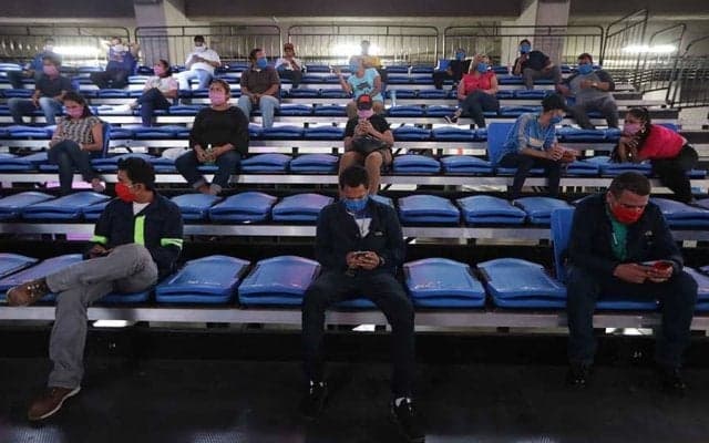 コロナ禍、選手がマスク姿で“超至近距離”フェイスオフ　ニカラグアで興行開催