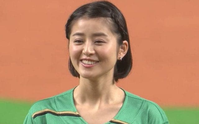 【始球式名場面】「可愛すぎ」　鈴木ちなみさんの“大暴投”投球に栗山監督も思わず笑顔