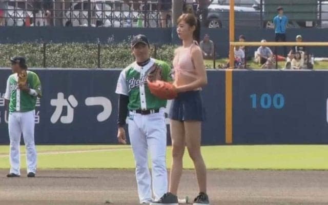 【始球式名場面】球場も騒然、水着でマウンドに？　2軍戦を彩った9頭身美女の始球式
