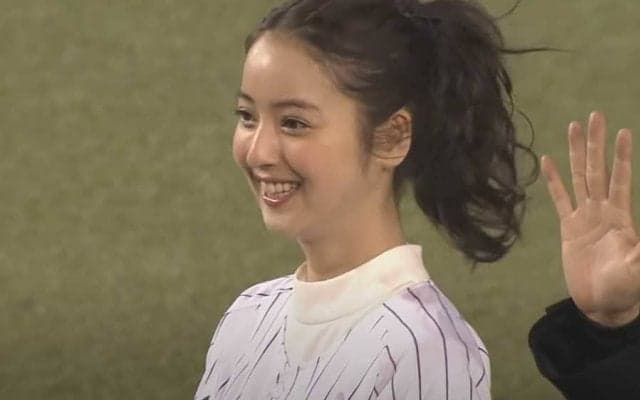 【始球式名場面】「かわええ～」　口元隠し照れ笑い、佐々木希さんのポニーテール始球式