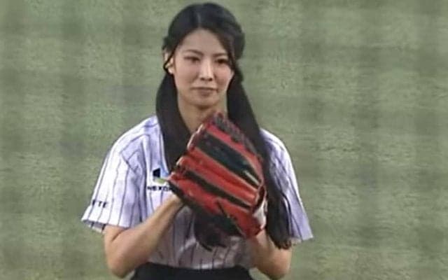 【始球式名場面】美女がミニスカ姿で豪快投球！　倉持明日香さんが元プロの父と“親子”登板