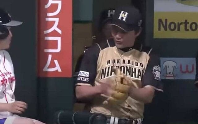 【球界名場面】ボールガールも苦笑？　日ハム金子コーチの“ドヤ顔捕球”にファン「拾ってるだけ」