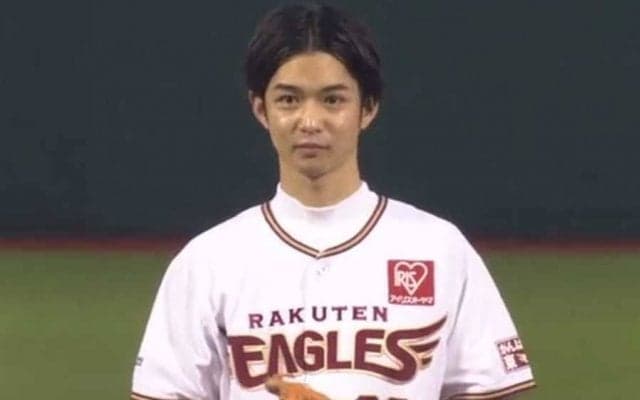 【始球式名場面】さわやかな笑顔で球場を魅了！　イケメン俳優・千葉雄大さんの渾身ガッツポーズ