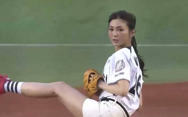 【始球式名場面】恋のきっかけとなった「涌井投法」　押切もえさんの“美脚始球式”