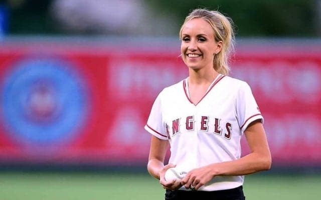 【始球式名場面番外編】MLBでもあった美女の“アクロバット投法”　畠山愛理さん彷彿？