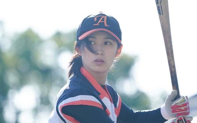 【始球式名場面】さすが「美人すぎる野球選手」！　加藤優さんが見事なストライク投球