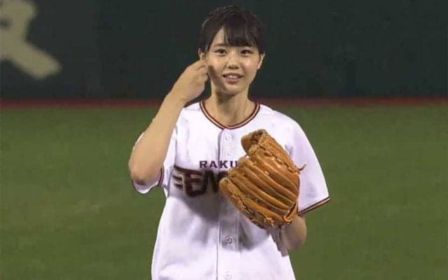 【始球式名場面】元売り子の清純派美女がミニスカ登板　豪快投球は見事“ストライク”！