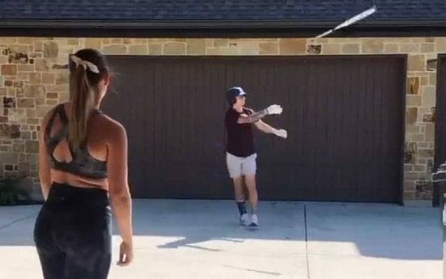 妻に特大弾浴びたマイナー選手が切ない告白　妻から特大弾で「裏庭で寝ることに」