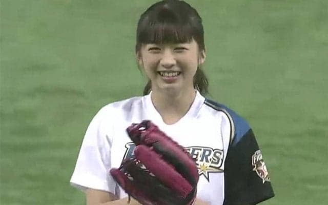 【始球式名場面】大暴投でも「可愛い」　当時14歳のモー娘・牧野真莉愛さんがガックリ…