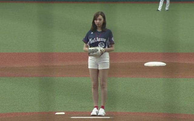 【始球式名場面】OLとアイドルの二刀流!?　乃木坂46新内眞衣さんが可愛らしく大暴投…