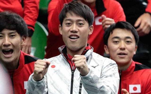 錦織オススメの自宅でできるストレッチ。ラフな前髪にも注目が集まる