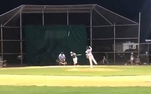 米で奇跡の動画が話題に　プレゼントのバットで息子が本塁打、贈った父がキャッチ