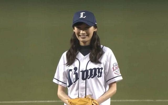 【始球式名場面】スカートひらり…　女優・大政絢さんが豪快投球でファン魅了「可愛すぎて」