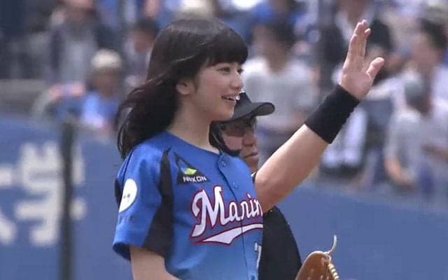【始球式名場面】キュートな笑顔が眩しい　当時20歳の女優・小松菜奈さんがファンを魅了
