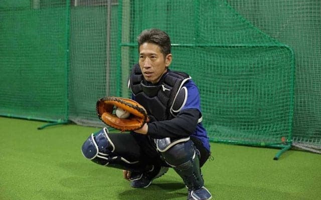 投手の信頼を得られる捕手の構え方とは？　元プロ捕手が体現する「猫背」の理由