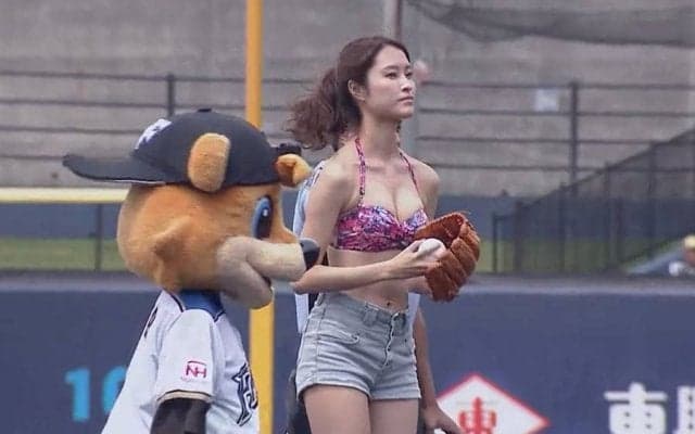 【始球式名場面】現役女子大生が水着で登板？　鎌ヶ谷を“渚”に変えた美女の始球式