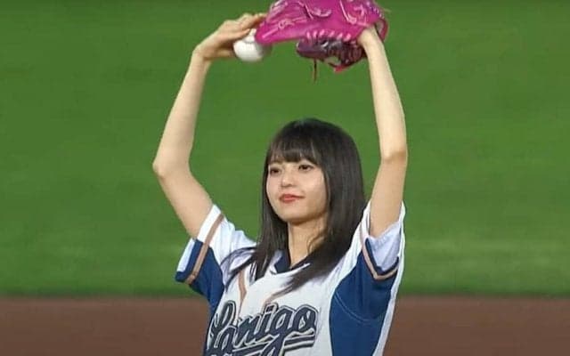 【始球式名場面番外編】台湾プロ野球に「女神」降臨！　乃木坂46齋藤飛鳥さんが制服始球式