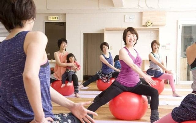 閉じこもりがちな今こそ、家の中でできる体力気力づくりを！