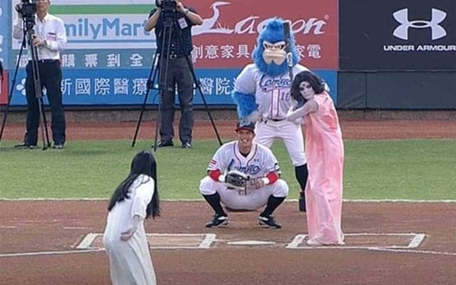 【始球式名場面番外編】台湾で「貞子vs伽椰子」の爆笑始球式　呪いの1球に陽耀勲は失神？