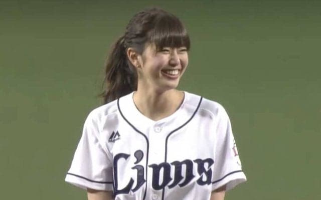 【始球式名場面】美女の98キロ打たれる!?　稲村亜美さんの投球後の行動にもファン好感