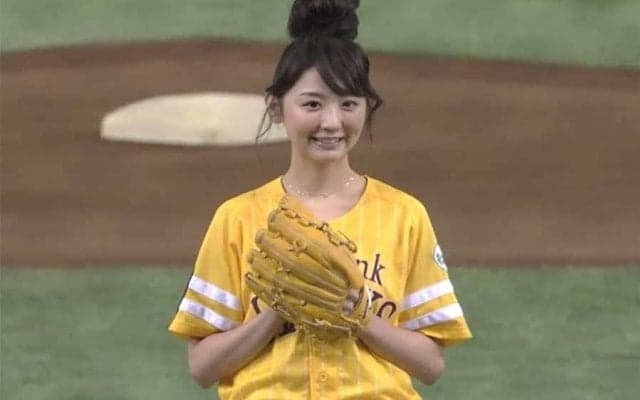 【始球式名場面】元“美人すぎる”売り子がミニスカ姿で大暴投　ボールはあらぬ方向へ…