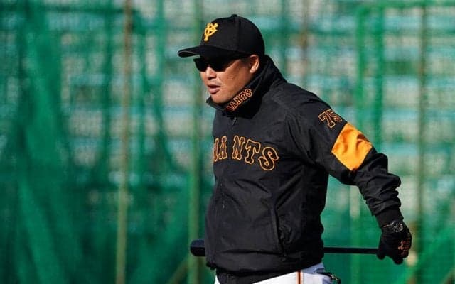 軽快に逆シングルも！　現役時代を彷彿させるサード・村田修一が巨人練習で“復活”