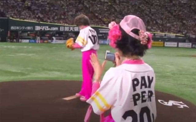 【始球式名場面】「ノーバンで届くなんて…」　当時77歳、ピンク溢れる林家ぺーさんの衝撃投球