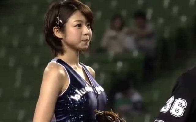 【始球式名場面】西武のチアに変身！　大暴投も笑顔でカバー、中村静香さんの豪快始球式