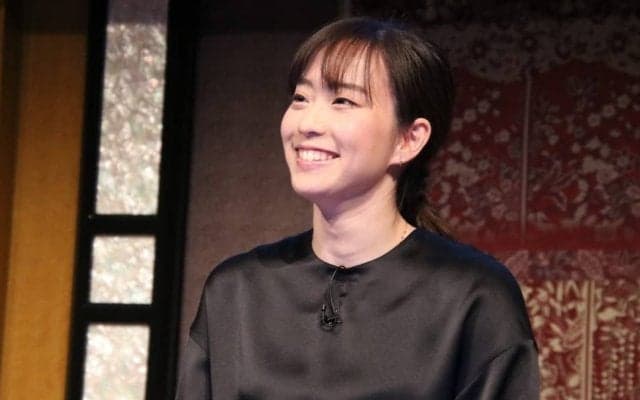 石川佳純「みんなで頑張りましょう！」靴紐でハート型作りメッセージ