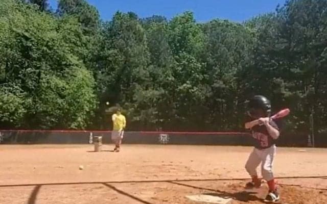 20年後のMLBスター？　4歳児の“ムーンショット”にファン断言「ハーパーになるね」