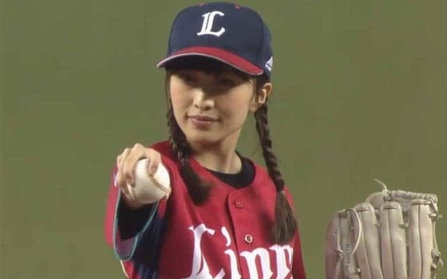 【始球式名場面】“ももクロ”百田夏菜子さんが100点満点投球！　とびきり笑顔でファン魅了