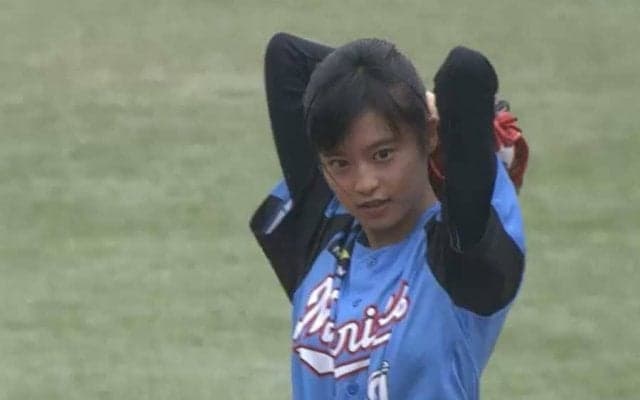 【始球式名場面】「可愛すぎ」「癒される」小島瑠璃子さんが“こじるりトルネード”で魅了