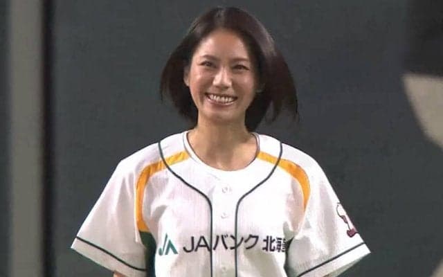 【始球式名場面】174センチの長身から…　松下奈緒さんの全力始球式に日ハム斎藤佑も拍手