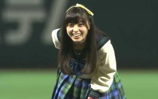 【始球式名場面】「天使」降臨だかんな！　当時15歳の橋本環奈さんが制服姿でファン魅了