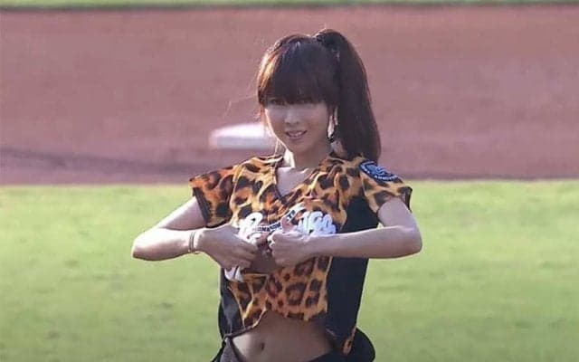 【始球式名場面番外編】日本でやったら怒られる？　台湾で衝撃的な始球式、突然服を…