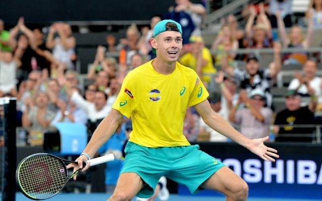 21歳デミノー「ロックダウン後の初球...」。久々テニスでまさかのショット