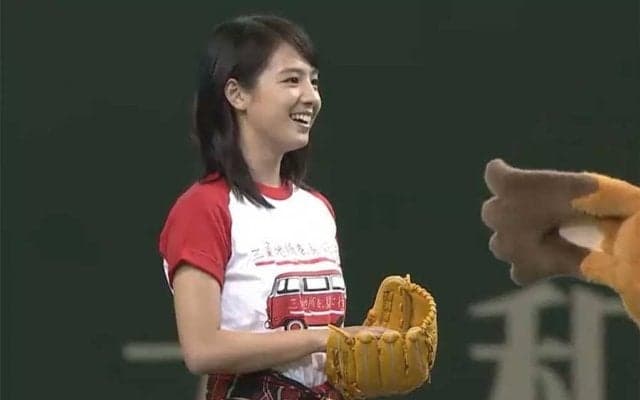 【始球式名場面】眩い笑顔でファンを魅了　女優・桜庭ななみさんの華やか始球式