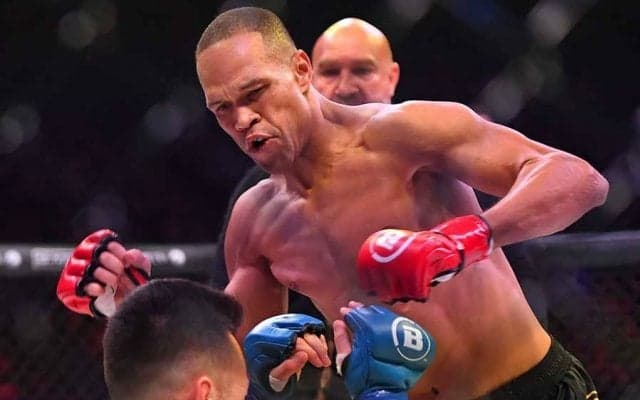 「こんな恐怖、見たことない」　米MMAファイターの“720度回転KOブロー”に海外戦慄