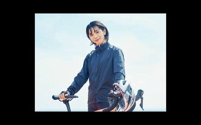 傳谷英里香さん、「意外と難しい」ロードバイクで真っ直ぐ走るコツをつかむ