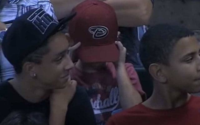 【球界名場面番外編】ファウルボールを巡る少年の感動劇　2000万再生超えのMLB公式No1動画