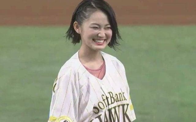 【始球式名場面】国民的美少女が笑顔で魅了！　野茂氏を彷彿する豪快トルネード始球式