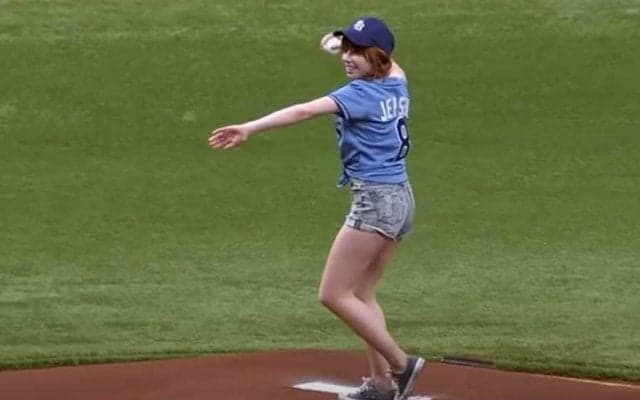 【始球式名場面番外編】再生回数は1000万超え！　MLBで起こった人気歌姫の赤面始球式