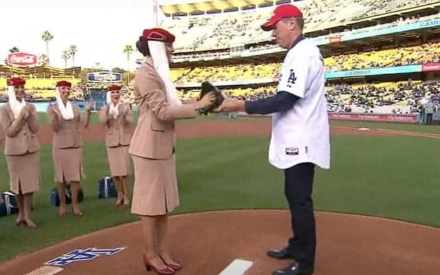 【始球式名場面番外編】美人CAが衝撃の剛球！　CY賞右腕も称賛のハイヒール始球式