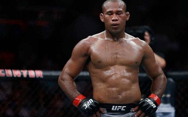 厳戒のUFCに衝撃　選手が試合前日にコロナ陽性、計量はマスク＆手袋で登場も…