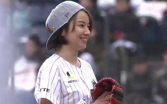【始球式名場面】ノーバウンドならずも笑顔満開！　鈴木亜美さんのショーパン投球