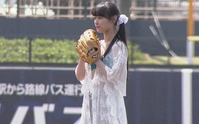 【始球式名場面】渚を彩る水着美女は日ハム万波の“後輩”　眩しい笑顔に拍手喝采