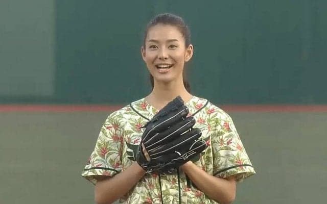 【始球式名場面】さすがモデル！　“身長175センチ左腕”すみれさんの美脚始球式