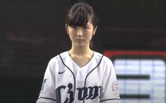 【始球式名場面】「日本で1番可愛い」当時15歳の浜辺美波さんが絶好球！　も、炭谷が捕逸…